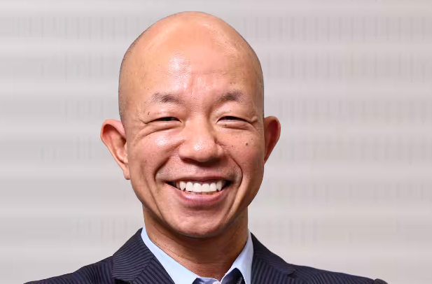 【2025年最新】小峠英二の彼女はモデル！馴れ初めから結婚、歴代彼女まで解説