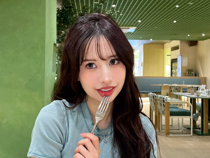 藤川らるむの学歴と経歴！高校は飛鳥未来で大学には進学せず！中学や小学校も調査！